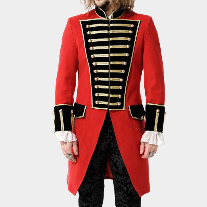 Roter Offiziersmantel im gotischen britischen Stil