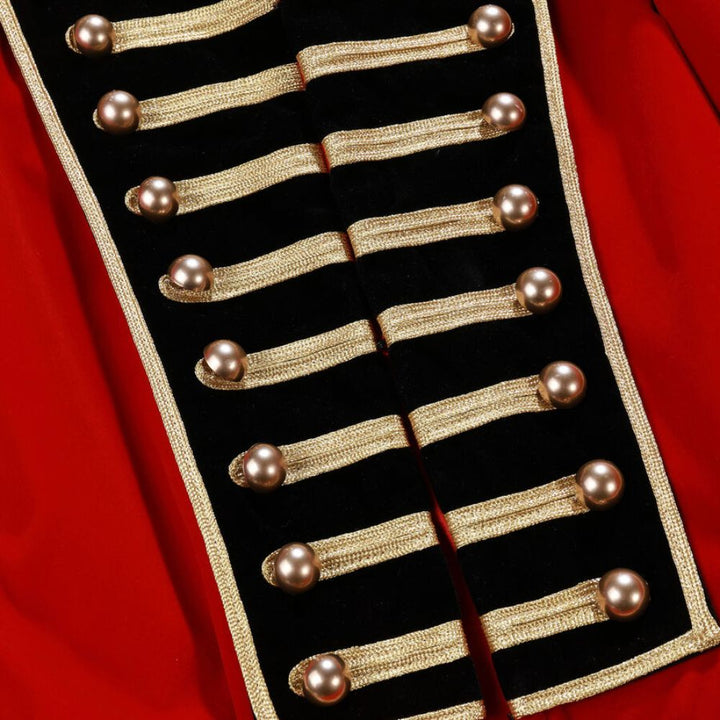 Roter Offiziersmantel im gotischen britischen Stil